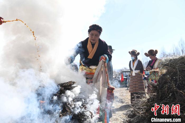 圖為拉薩市曲水縣茶巴朗村村民在春耕儀式前煨桑?！∝暩聛硭?攝