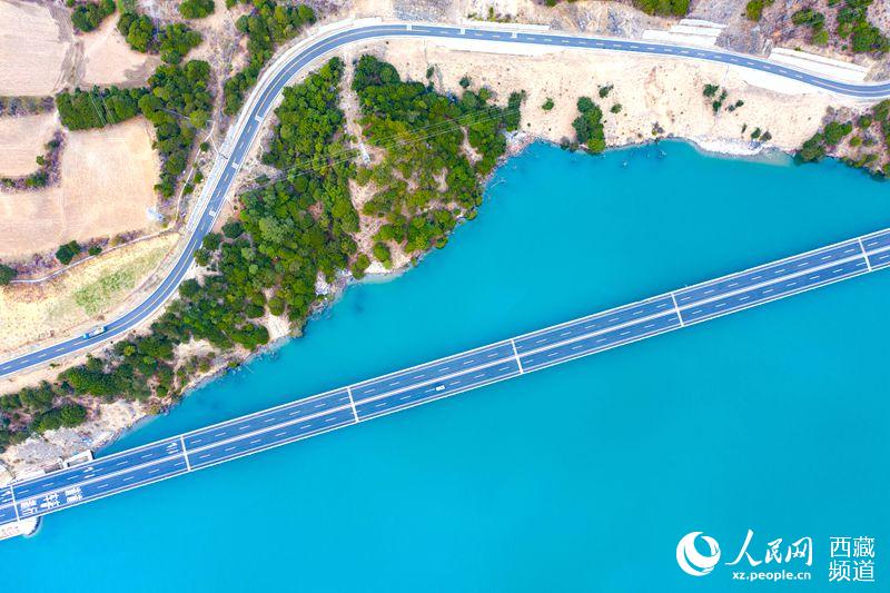 拉林高等級(jí)公路。徐馭堯攝