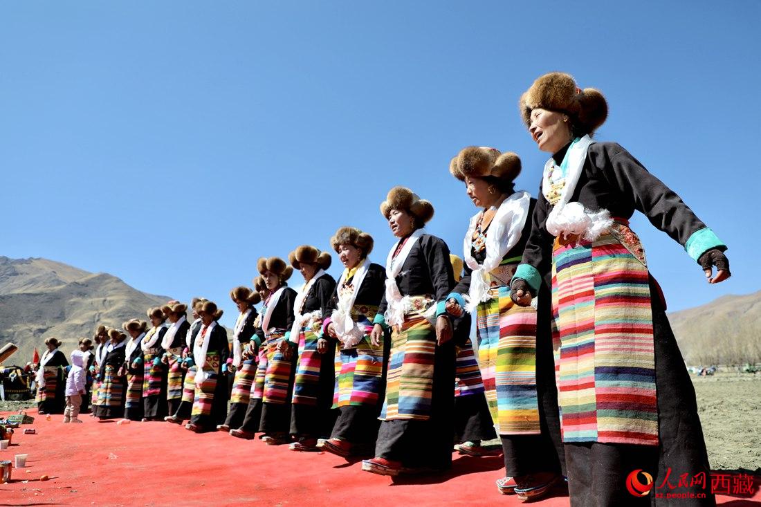 儀式結(jié)束后，農(nóng)田上仍洋溢著喜慶氣氛，村民們邊唱邊跳起了鍋莊舞。人民網(wǎng) 次仁羅布攝