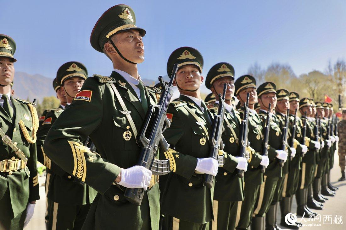 國旗護(hù)衛(wèi)隊(duì)隊(duì)員。人民網(wǎng)次仁羅布 攝