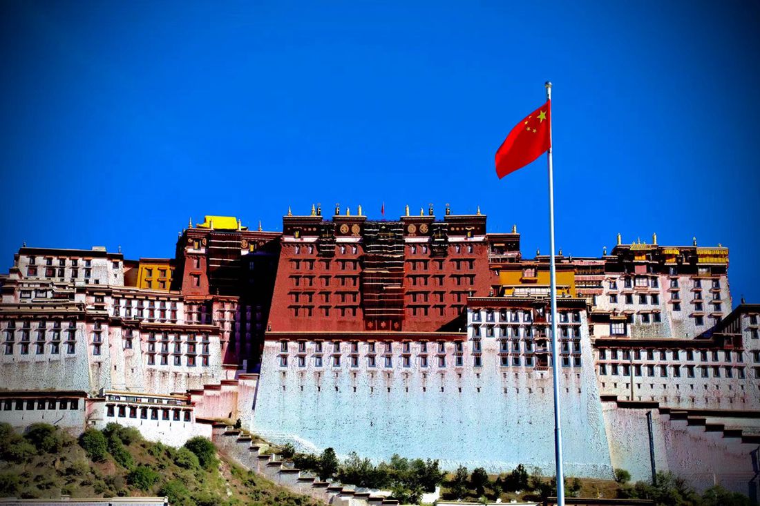 五星紅旗迎風(fēng)飄揚(yáng)。人民網(wǎng) 次仁羅布攝