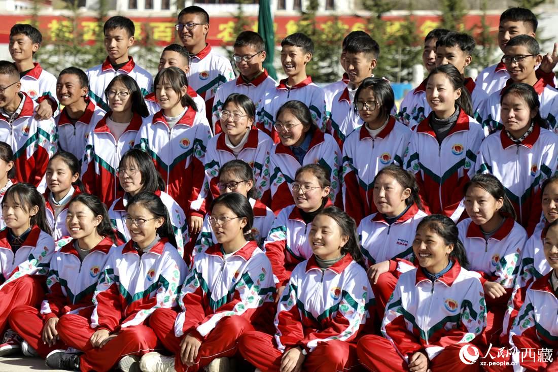 學(xué)生代表們合影留念。人民網(wǎng) 次仁羅布攝