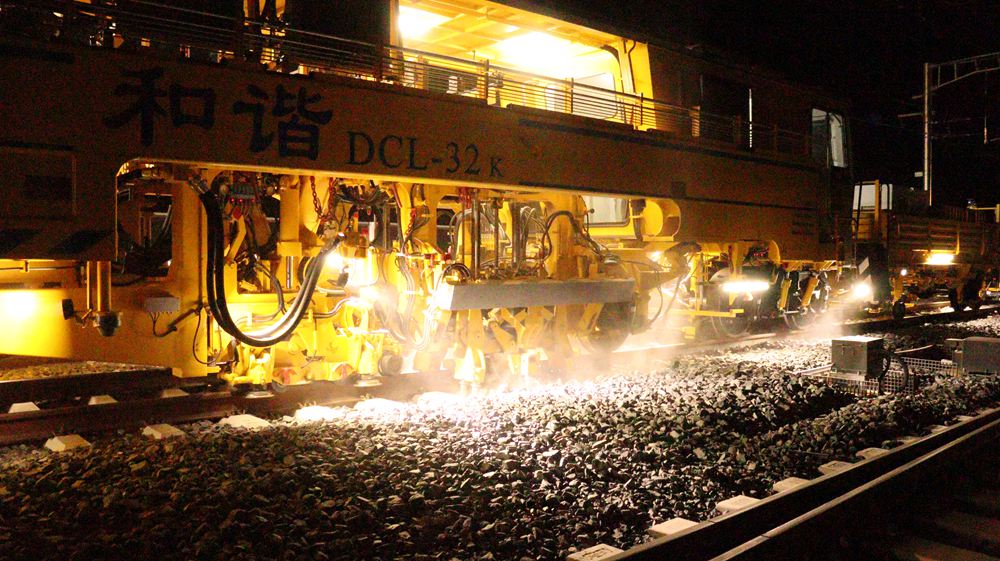 拉林鐵路迎來(lái)“大黃蜂”。祁國(guó)慶攝