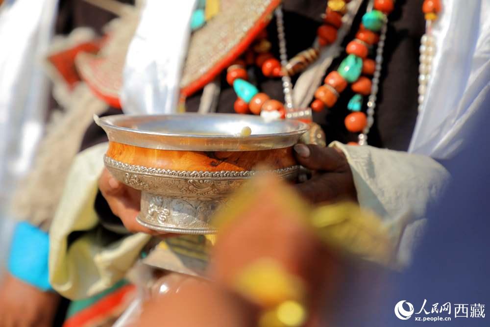 普蘭群眾展示當(dāng)?shù)靥厣?。人民網(wǎng) 李海霞攝