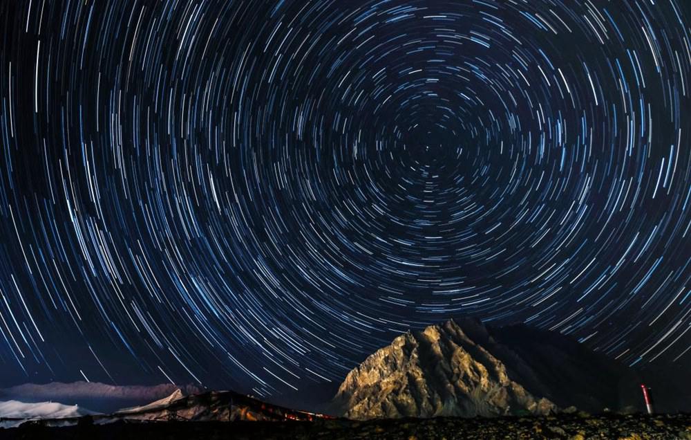 微微風(fēng)簇浪，散作滿河星。貢覺群培攝