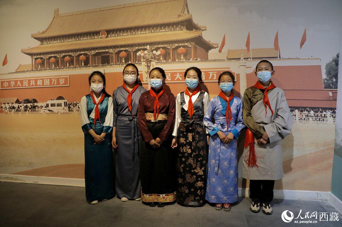 拉薩市北京實(shí)驗(yàn)中學(xué)的小講解員們。人民網(wǎng) 次仁羅布攝