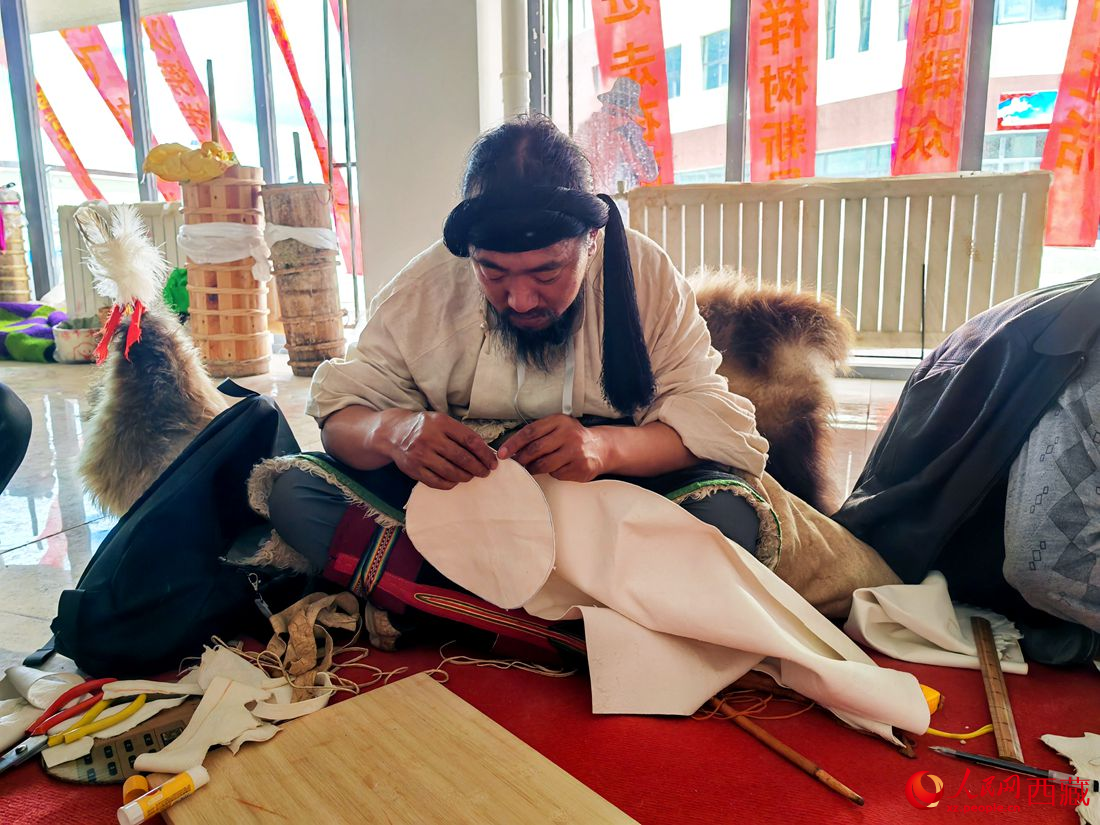 草原漢子變身裁縫。人民網(wǎng) 李海霞攝