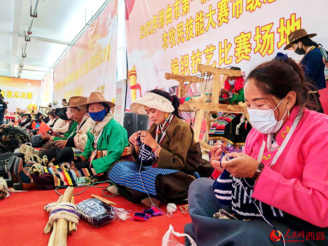 草原姑娘們編織技能大比拼。人民網(wǎng) 李海霞攝