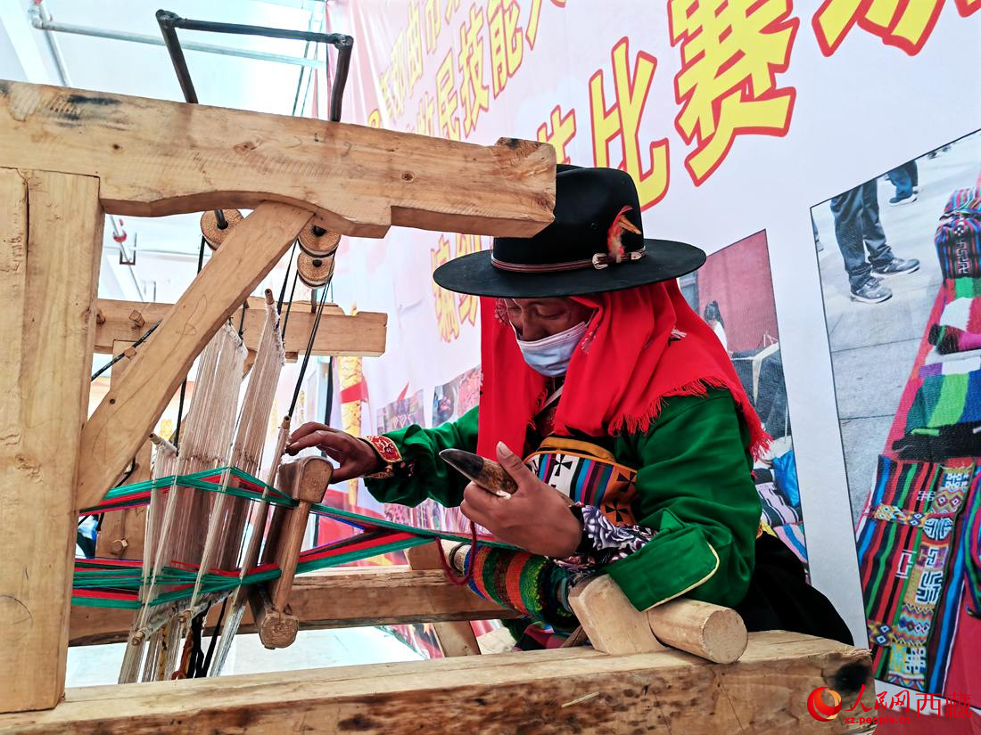 紡織手藝展示。人民網(wǎng) 李海霞攝