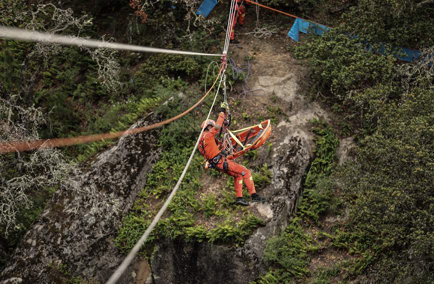 T型救援。西繞拉翁攝