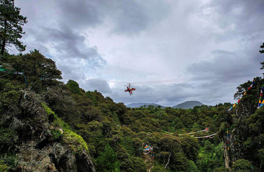 救援實(shí)戰(zhàn)訓(xùn)練中，消防員在云中漫步。西繞拉翁攝