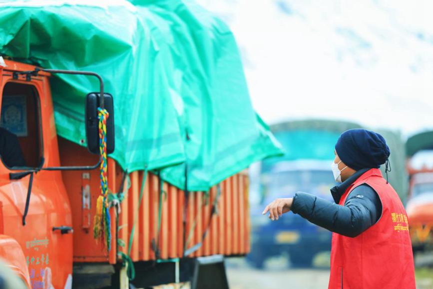 “紅馬甲”幫牧民順利轉(zhuǎn)場(chǎng)。洛克攝