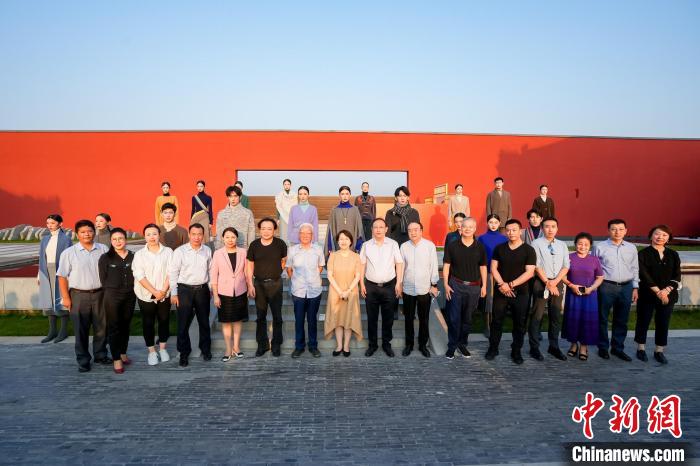 近40套藏式針織系列時裝亮相2022北京時裝周?！”本r裝周供圖