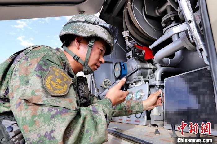 圖為群車加油科目演練現(xiàn)場(chǎng)?！?王先鋒 攝