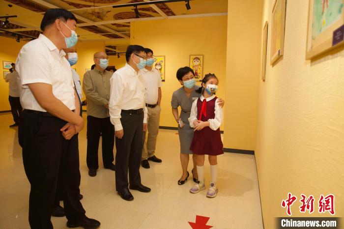 圖為與會(huì)嘉賓與入選畫(huà)作的“小作者”們一同觀展?！≈袊?guó)藏學(xué)研究中心供圖