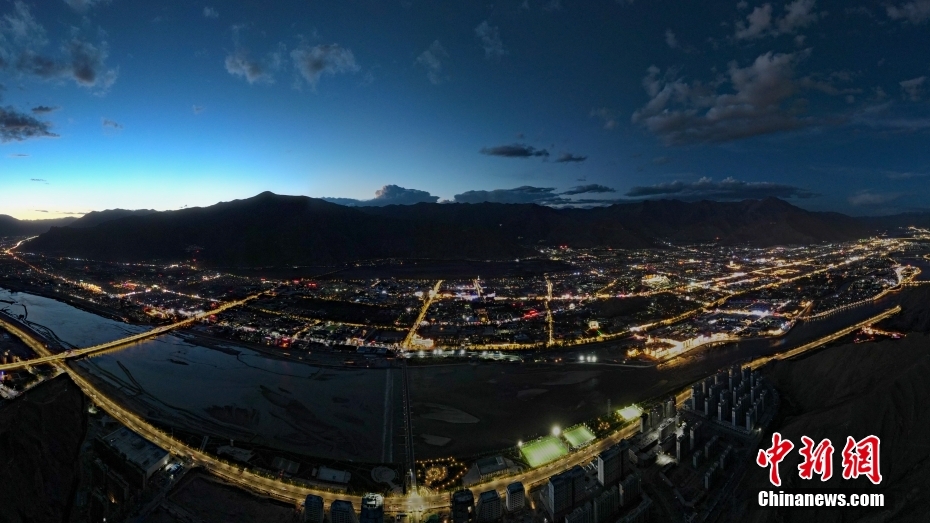 資料圖為2020年6月10日，拉薩城市入夜，燈光點亮高原古城夜色。（無人機畫面） <a target='_blank' href='/'><p  align=