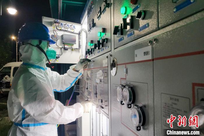 西藏電力部門順利完成方艙醫(yī)院供電設(shè)備安全可靠接入?！⊥醮箫w 攝