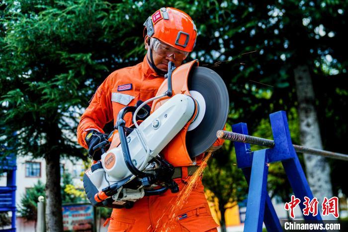 西藏林芝森林消防年度綜合救援技能大練兵活動(dòng)現(xiàn)場(chǎng)。　侯杰 攝