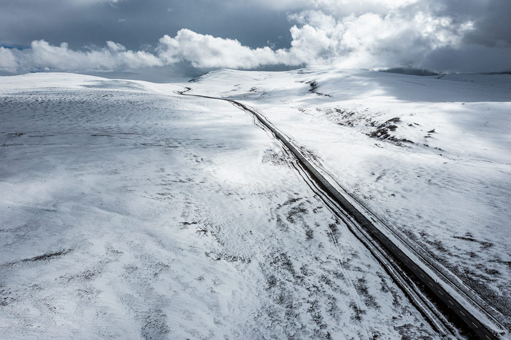 西藏阿里地區(qū)改則縣迎來初雪，銀裝素裹，美如畫卷。