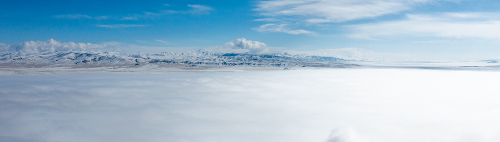 西藏阿里地區(qū)改則縣迎來初雪，銀裝素裹，美如畫卷。