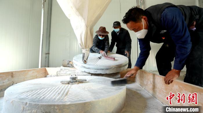 圖為合作社負(fù)責(zé)人完成糌粑加工后清掃水磨設(shè)施?！〖卫杩h融媒體中心供圖