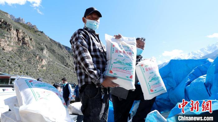 圖為合作社加工完成的優(yōu)質(zhì)糌粑?！〖卫杩h融媒體中心供圖