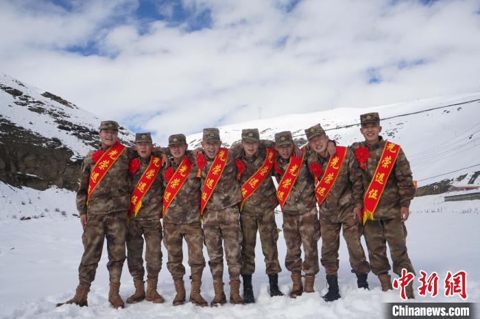 退伍老兵合照留念?！∥鞑厣侥宪姺謪^(qū)某團(tuán)供圖