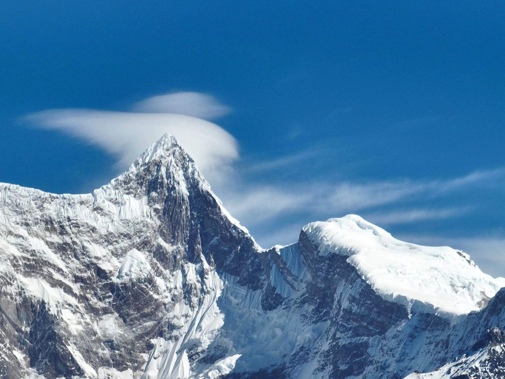 雅魯藏布江遠(yuǎn)處的雪山風(fēng)光。