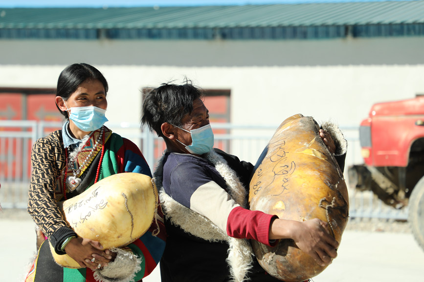 茶措村牧區(qū)改革合作社酥油分紅現(xiàn)場。索朗仁青 攝