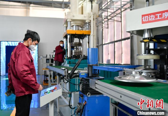 圖為炊具生產(chǎn)線?！∝暩聛硭?攝