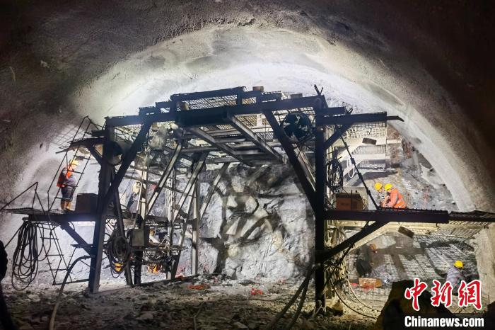 資料圖為隧道施工掘進過程中?！∥鞑刈灾螀^(qū)交通運輸廳 供圖