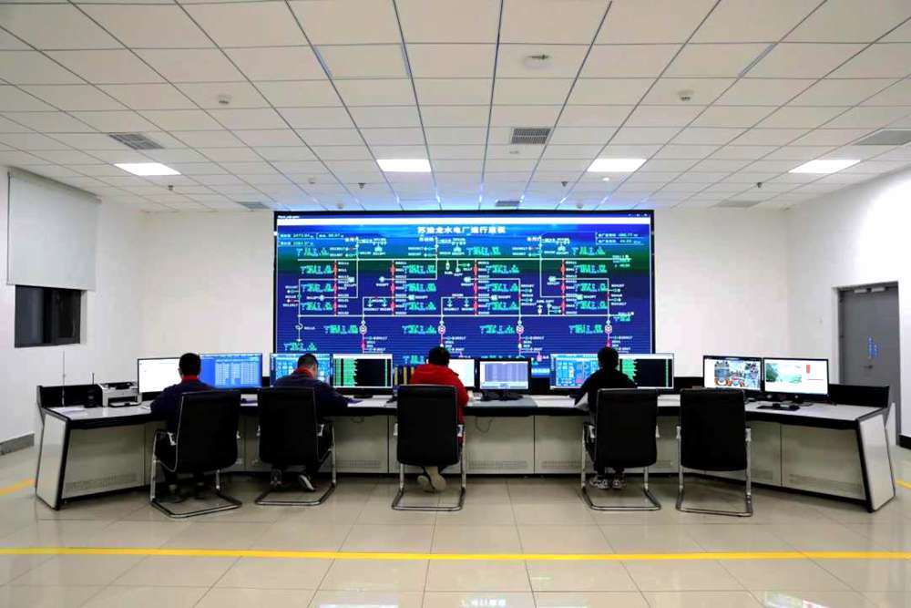 對(duì)大壩填筑碾壓進(jìn)行實(shí)時(shí)全過(guò)程監(jiān)控。吳雛音 攝