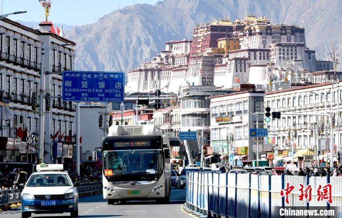 12月7日，一輛公交車從拉薩市城關(guān)區(qū)北京東路駛過?！±盍?攝