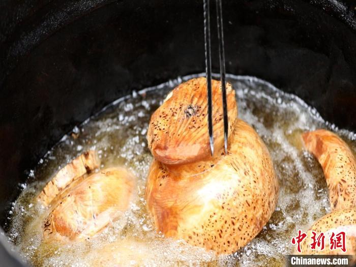 圖為已成型的木碗?！?鄧海平 攝