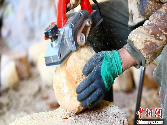 圖為手工藝人正在制作木碗?！〉录?　攝