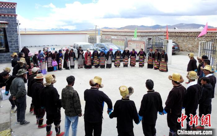 圖為普瑪江塘鄉(xiāng)民眾載歌載舞?！±丝ㄗ涌h網(wǎng)信辦供圖