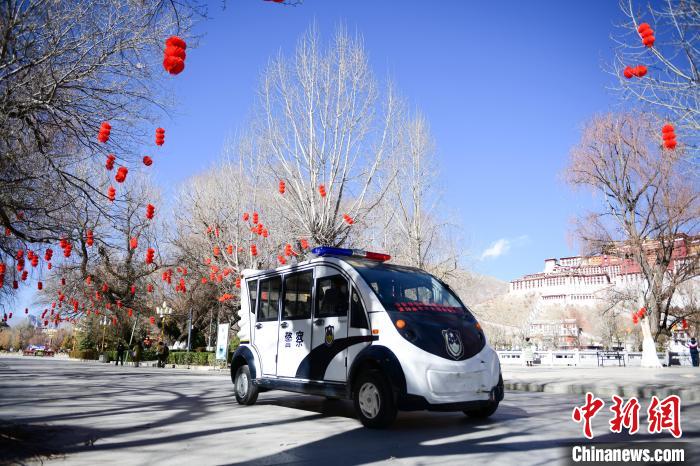 圖為1月23日，布達(dá)拉宮廣場(chǎng)派出所民警正在巡邏?！∝暩聛?lái)松 攝