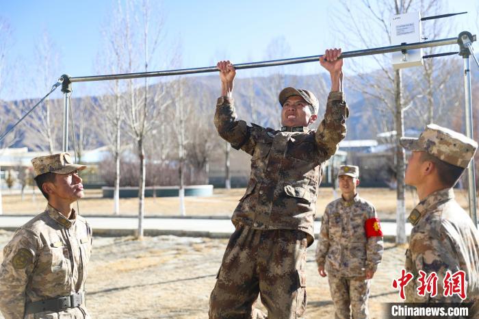 單杠引體向上現(xiàn)場，選手竭盡全力突破自我?！敲衫?攝