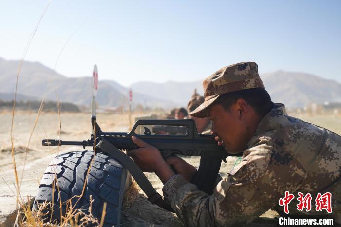 參賽民兵在進(jìn)行瞄準(zhǔn)。　吳蒙昆 攝