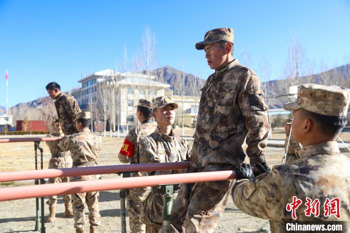 雙杠臂屈伸項目競賽現(xiàn)場?！敲衫?攝