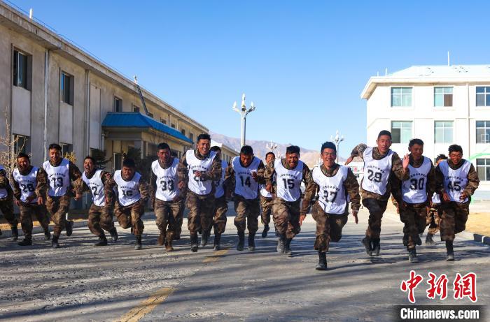 3000米開賽，選手們奮勇爭先?！敲衫?攝