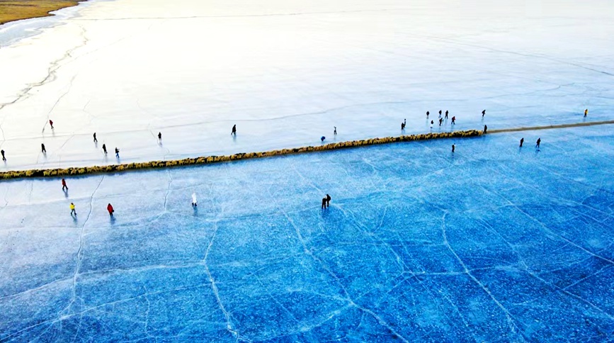 航拍冰上轉(zhuǎn)場(chǎng)。 張虎攝