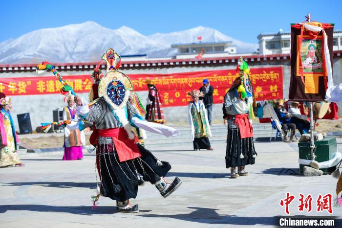 圖為藏戲非遺展演現(xiàn)場(chǎng)?！∝暩聛?lái)松 攝