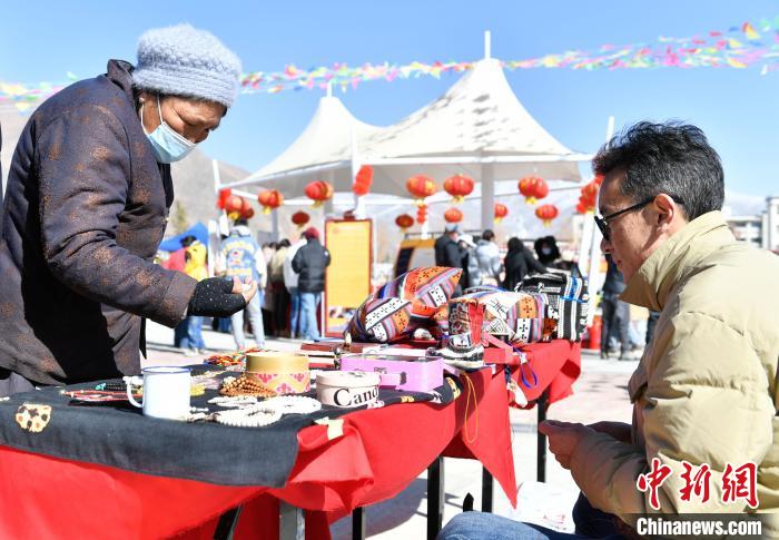 圖為展銷會(huì)現(xiàn)場(chǎng)。　貢嘎來(lái)松 攝