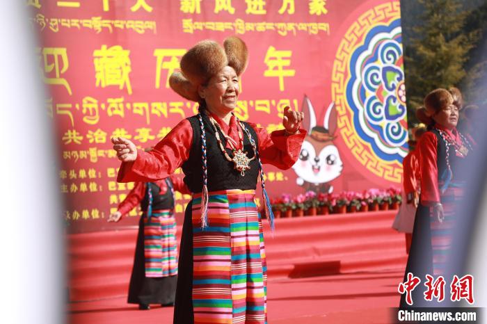 圖為藏歷新年活動現(xiàn)場?！埩?攝