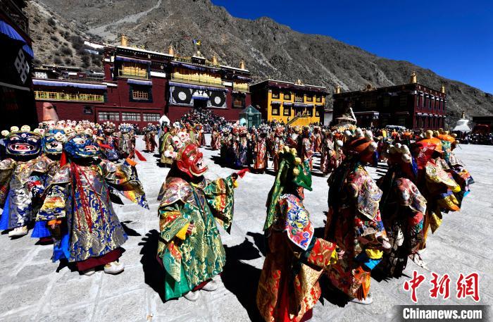 2月19日，楚布寺僧人們佩戴面具參加跳神活動(dòng)。　李林 攝