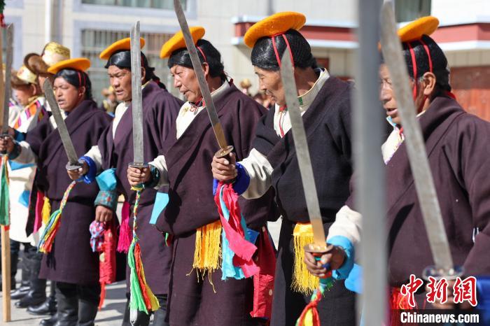 圖為藝人們手持藏刀表演加麻百·甲江?！愔闈扇?攝