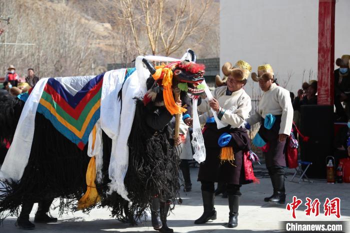 圖為民間藝人表演加麻百·甲江?！愔闈扇?攝