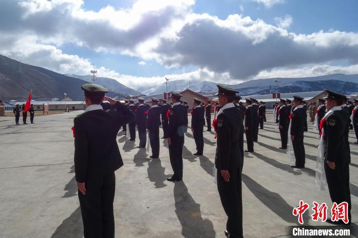 雪山下，退役士兵向軍旗敬軍禮?！±顚W(xué)文 攝