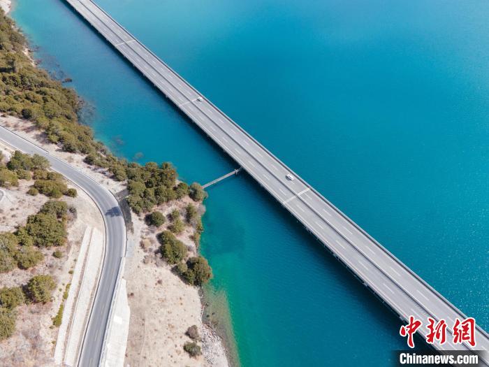 圖為西藏林拉高等級(jí)公路多布湖段風(fēng)光?！〗w波 攝